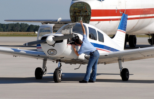Piloten tjekker fysisk sit private delefly ved at lave en walk-around før deleflyvningen